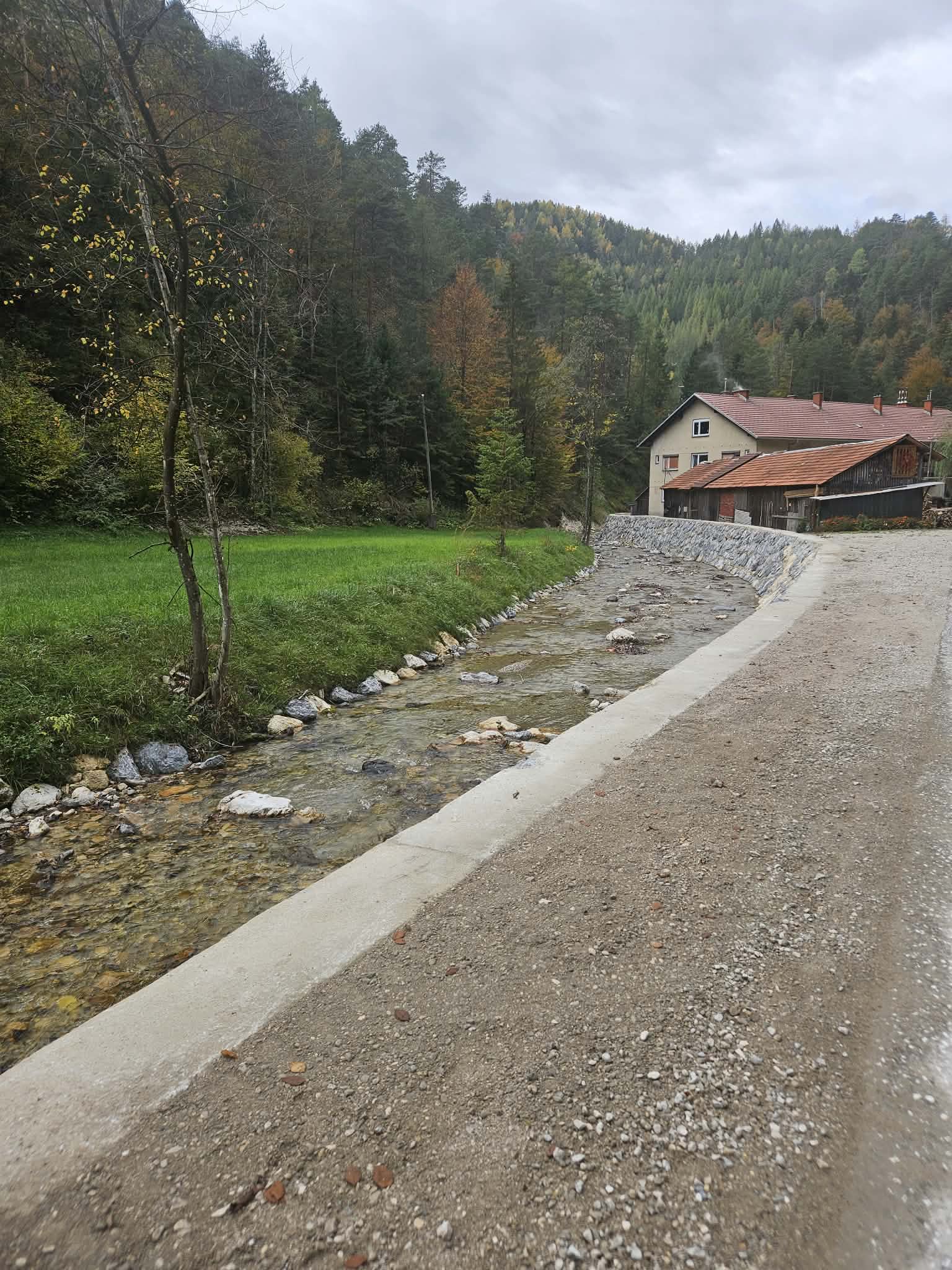 Ureditev brežine potoka Jazbine na Tenezu v Žerjavu